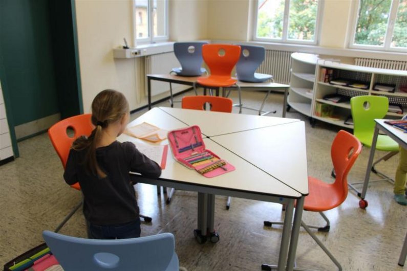 Klassenzimmer mit Kind