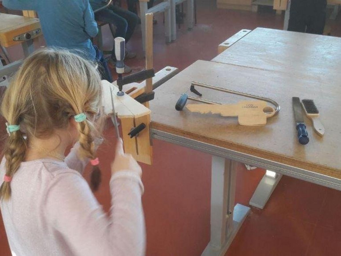 Kind im Werkunterricht