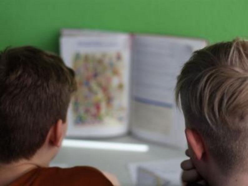 Zwei Kinder beim lernen
